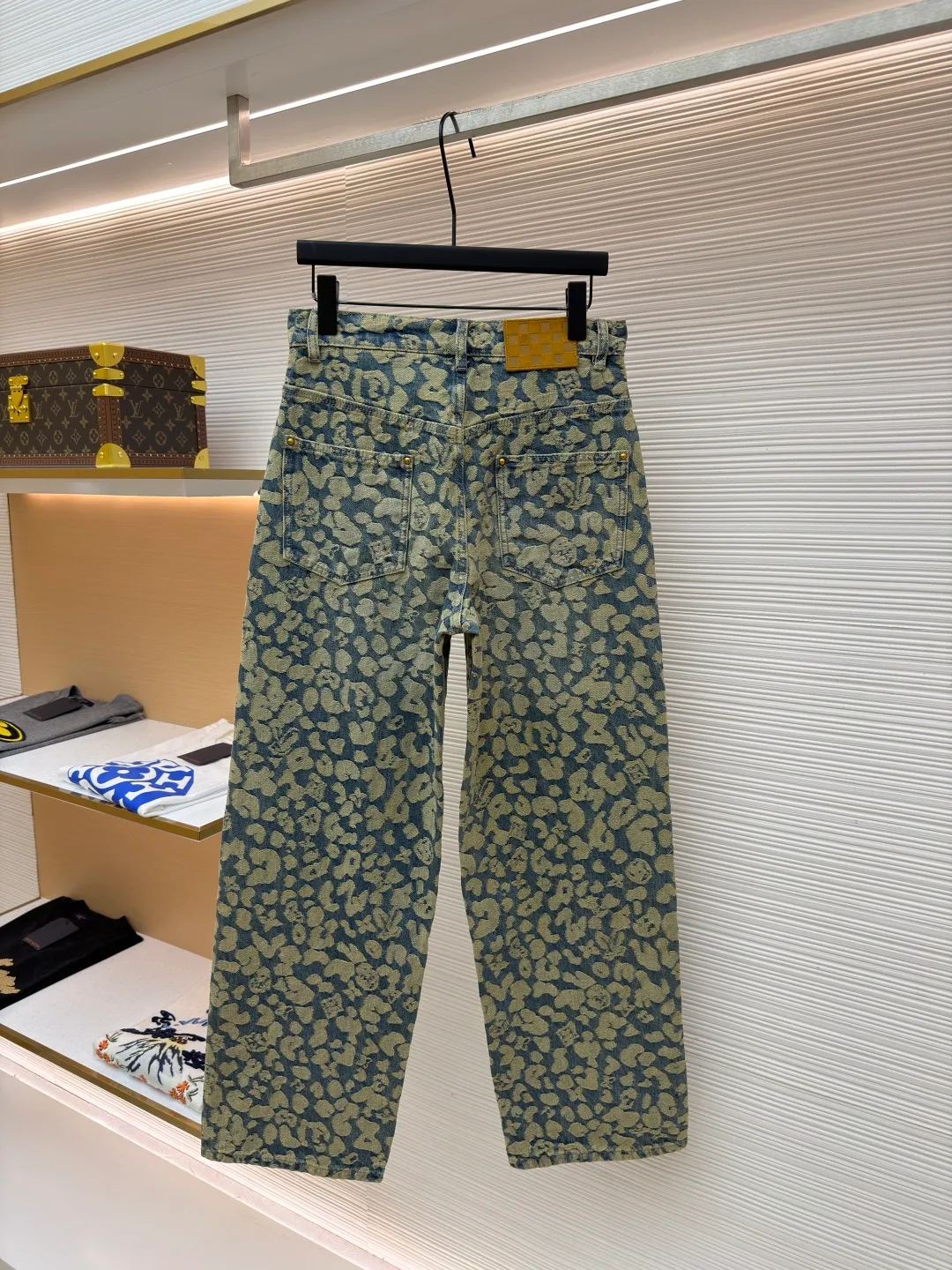 LOUIS VUITTON letter jacquard pearl buckle work denim trousers ●Original version: Purchased and developed by 14099 ●Item number: 1682239-B85 ●Material: denim fabric ●Technology: jacquard production ●Version: fitted version ●Weight: about 905 grams ●Size: 28-30-32-34-36 ●Description: These printed jeans are made of 12-ounce heavyweight denim. They are treated with enzyme washing and stone grinding. The fabric is soft and retains a crisp texture, while forming a natural distressed texture. The camouflage printing on the trousers adopts digital direct injection technology, and the ink penetrates into the yarn. The pattern color is firm, layered and not easy to crack and fall off. The shape is a loose straight cut, using three-dimensional cutting technology to fit ergonomics, and the crotch is reinforced with classic horsetail technology to improve wearing comfort and durability. The waistband is equipped with custom-made metal buttons and I-buckles, which have been treated with anti-oxidation plating and have a thick texture. The edges of the pockets are made of double-lane stitching, with fine and even stitching. The side seams and inseam are all hemmed, and every stitching is tightly stitched. The exquisite trousers-making craftsmanship and quality control are demonstrated in every detail. The overall wiring is straight and delicate, the fabric is comfortable and soft, and the color is consistent without color difference. It can be matched with the same style to create a fashionable look and control various occasions. Customized accessories, complete with three standards, same style for men and women!